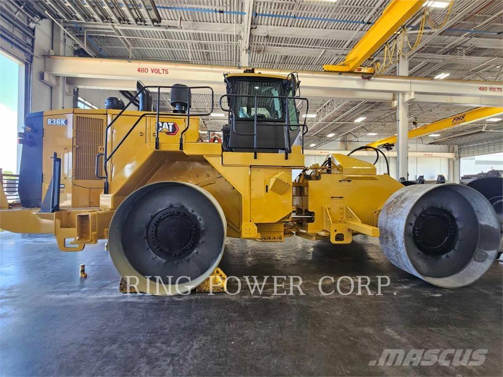 CAT 836K Kompaktorji tal
