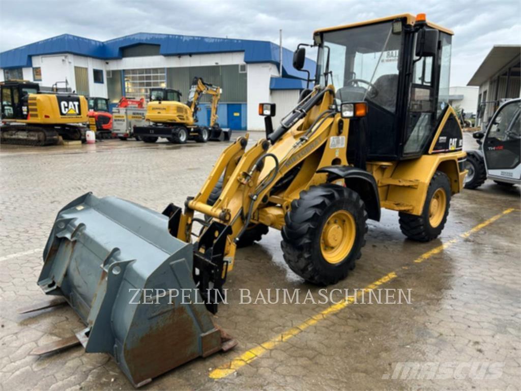 CAT 902 Kolesni nakladalci