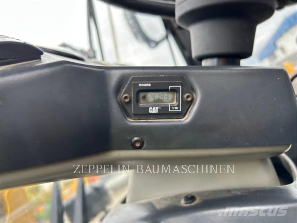 CAT 902 Kolesni nakladalci