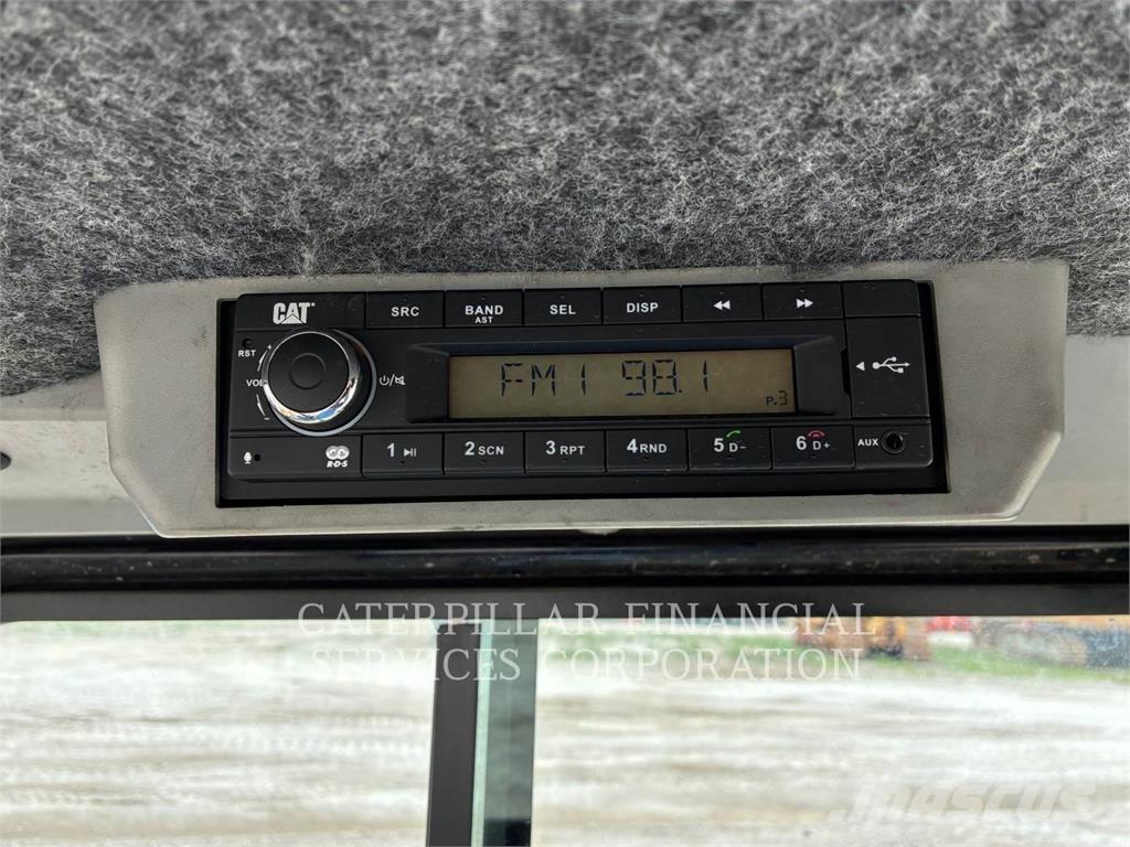 CAT 903D Kolesni nakladalci
