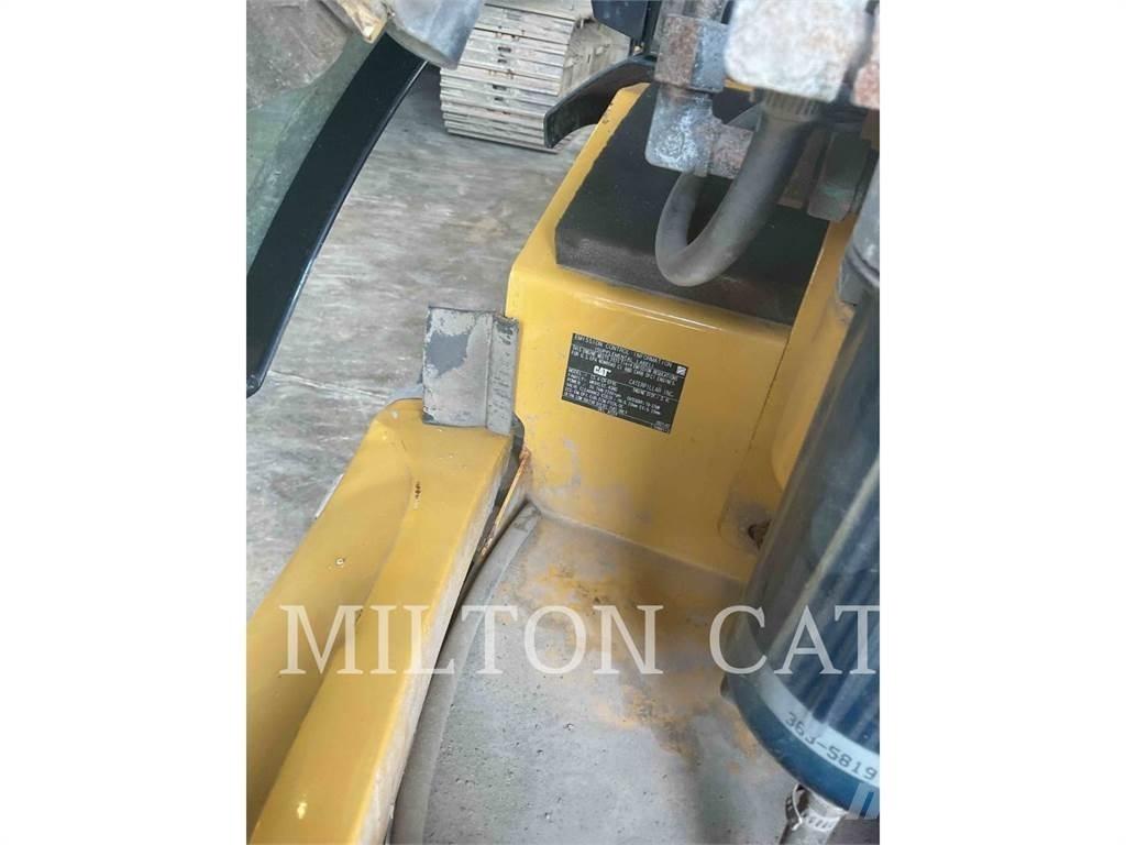 CAT 903D Kolesni nakladalci