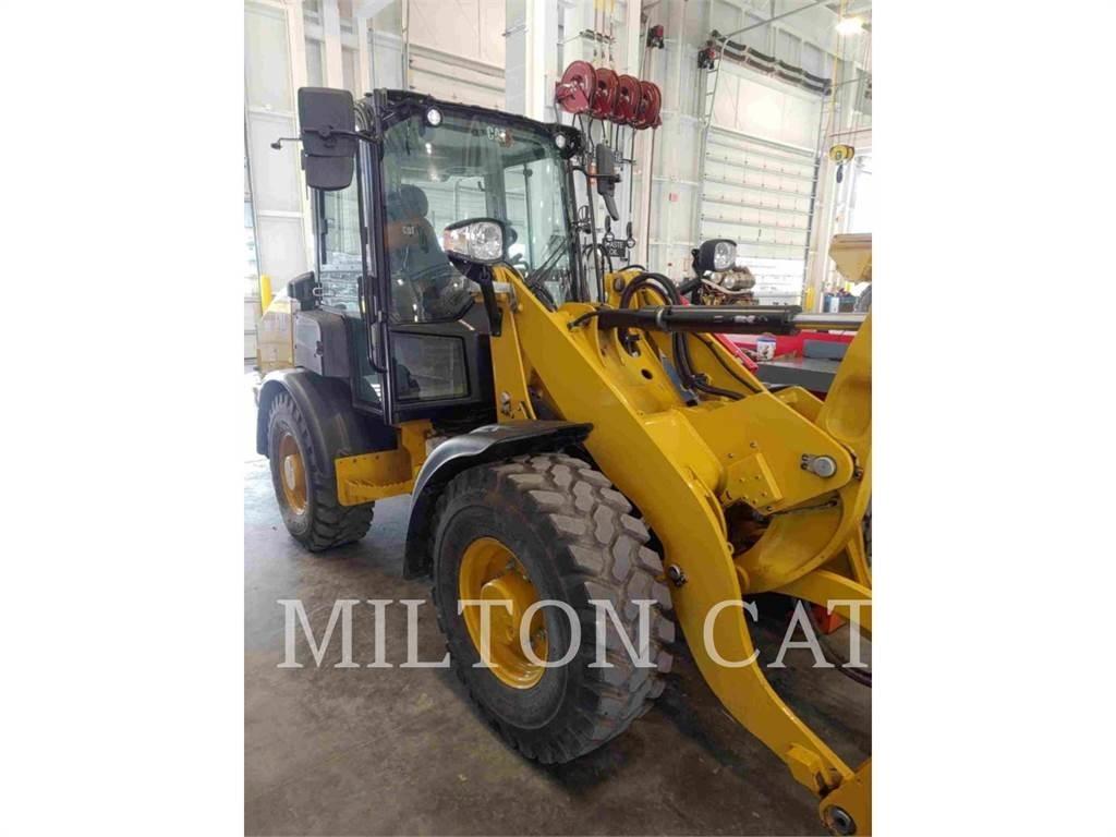CAT 906 Kolesni nakladalci