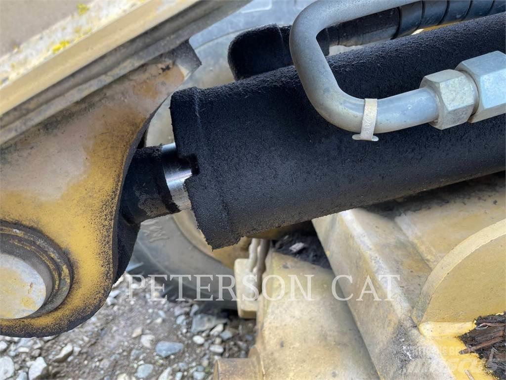 CAT 906 Kolesni nakladalci