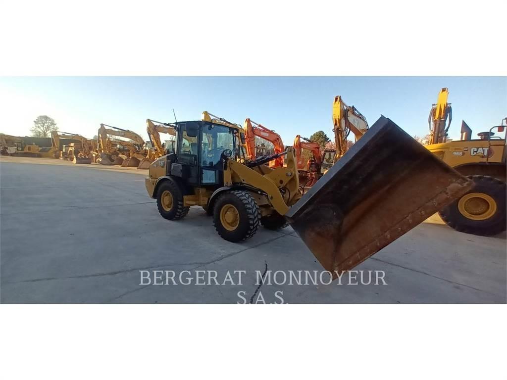 CAT 906 Kolesni nakladalci
