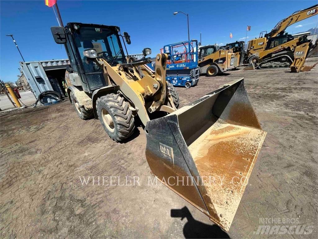 CAT 906 Kolesni nakladalci