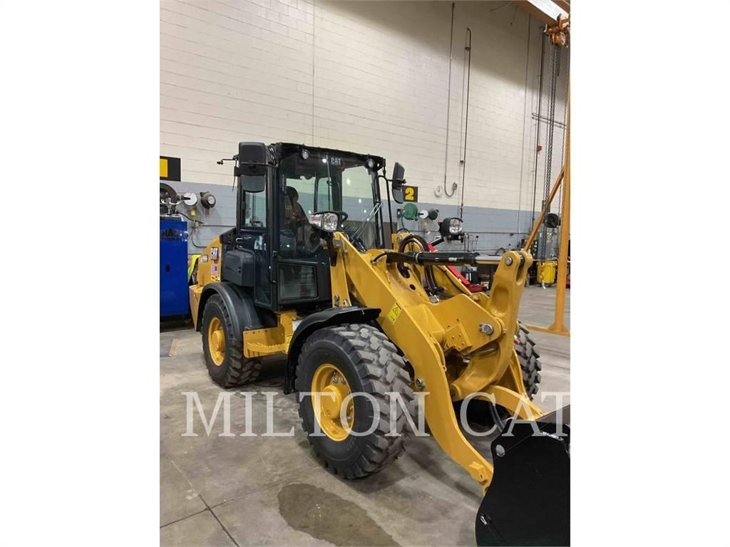 CAT 906 Kolesni nakladalci