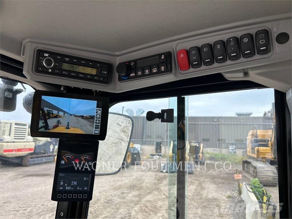 CAT 906 Kolesni nakladalci