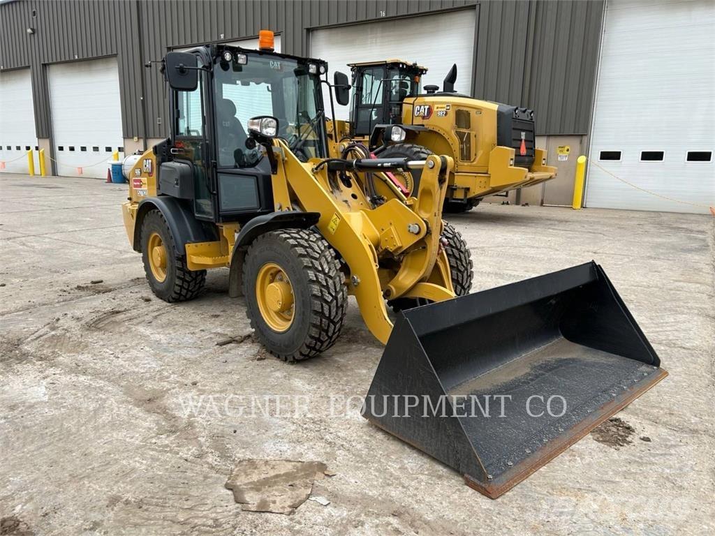 CAT 906 Kolesni nakladalci