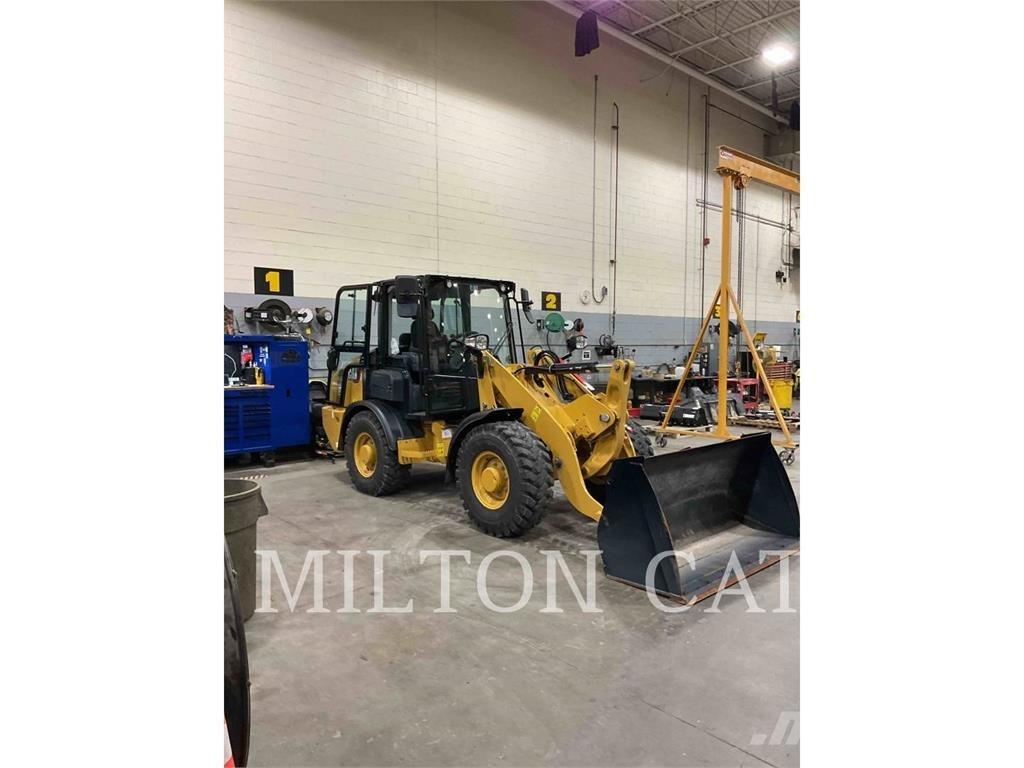 CAT 906 Kolesni nakladalci