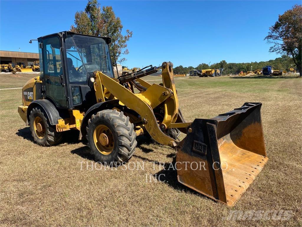 CAT 906 M Kolesni nakladalci