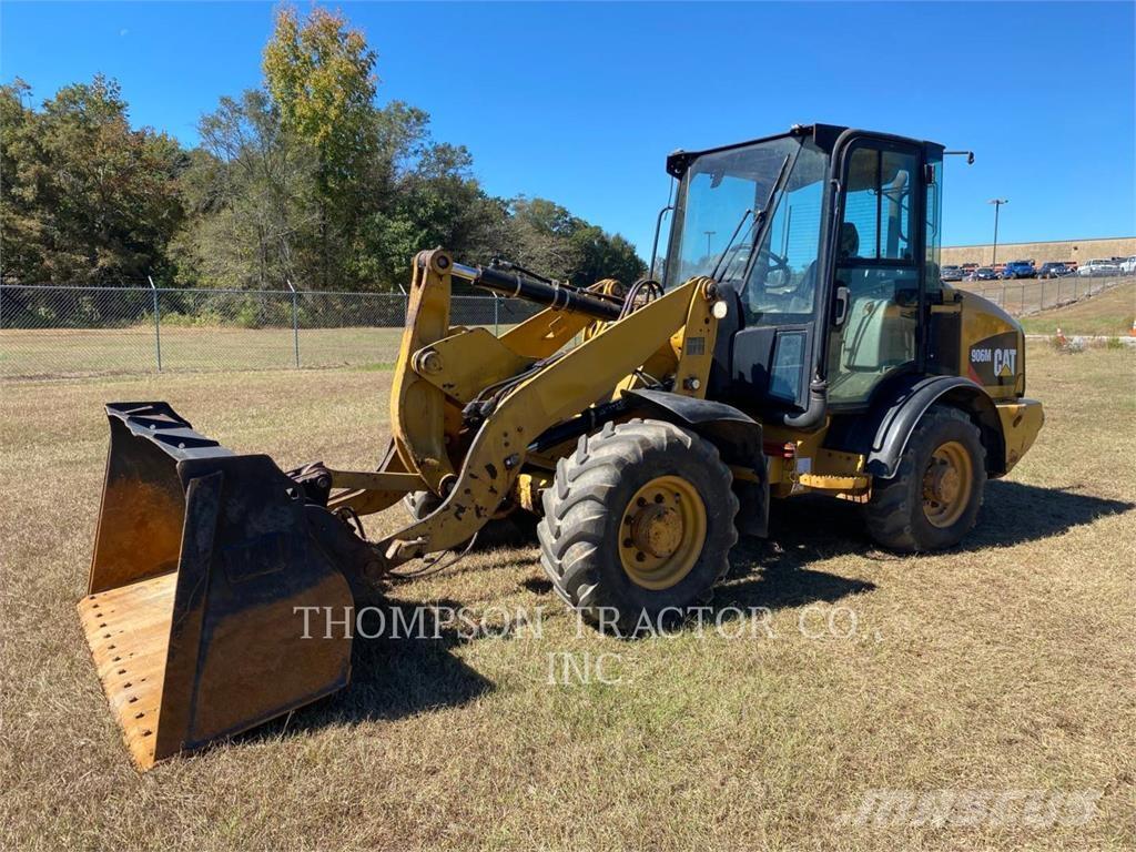 CAT 906 M Kolesni nakladalci