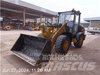 CAT 906K Kolesni nakladalci