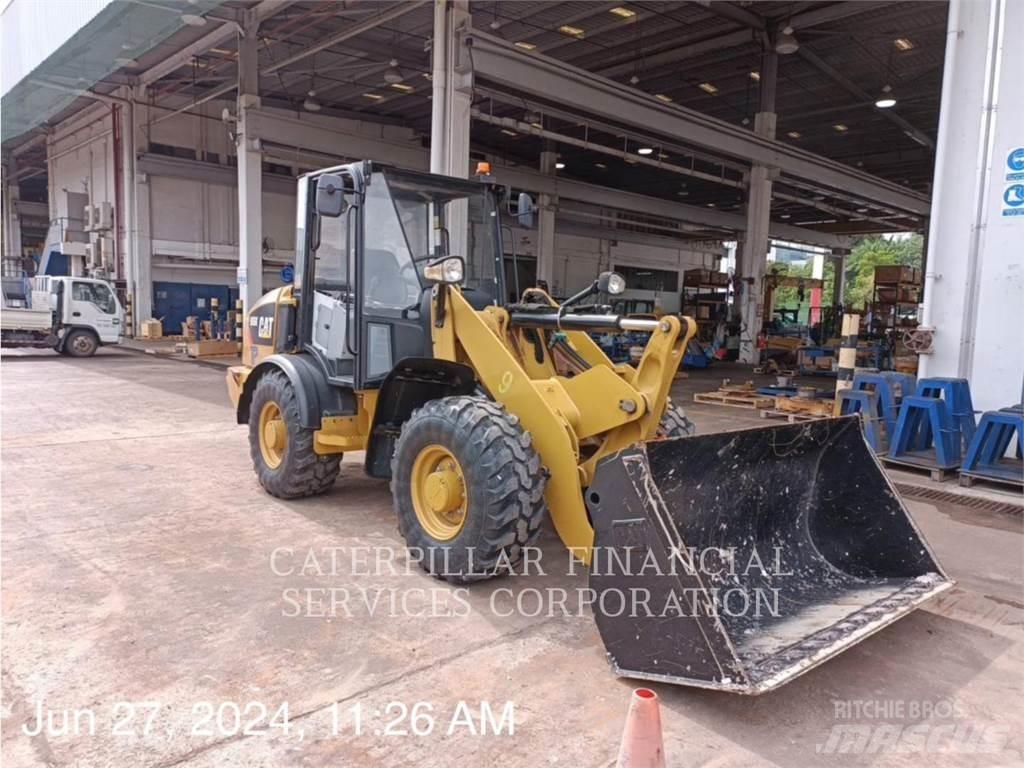 CAT 906K Kolesni nakladalci
