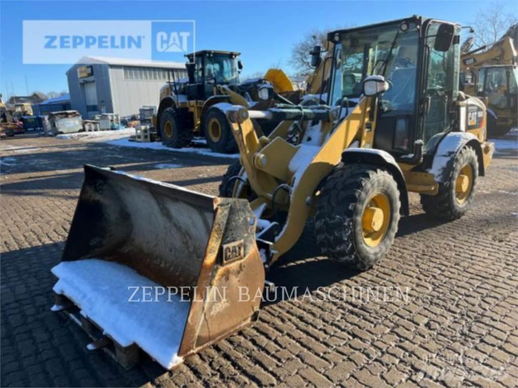 CAT 906M Kolesni nakladalci