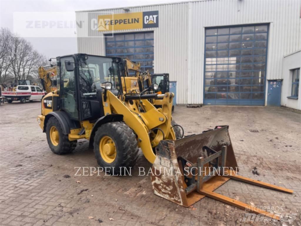 CAT 906M Kolesni nakladalci