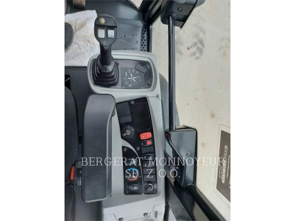 CAT 906M Kolesni nakladalci