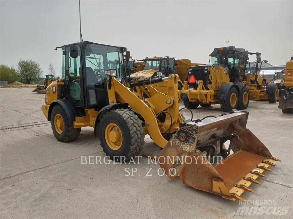 CAT 906M Kolesni nakladalci