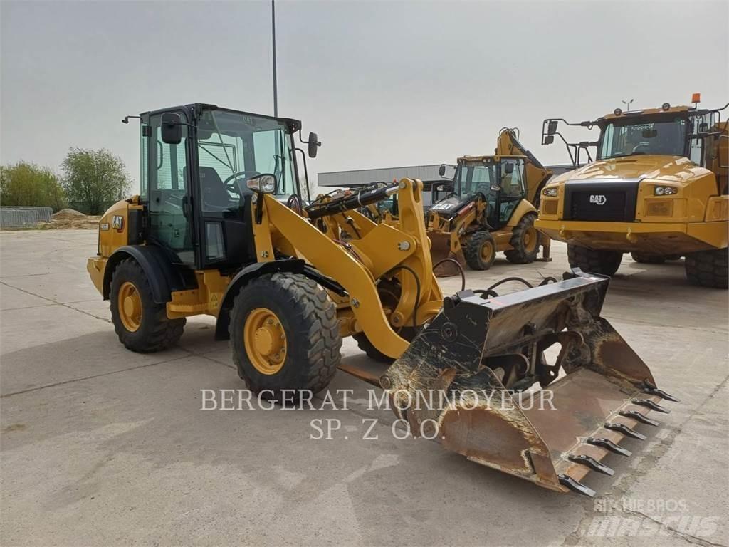 CAT 906M Kolesni nakladalci