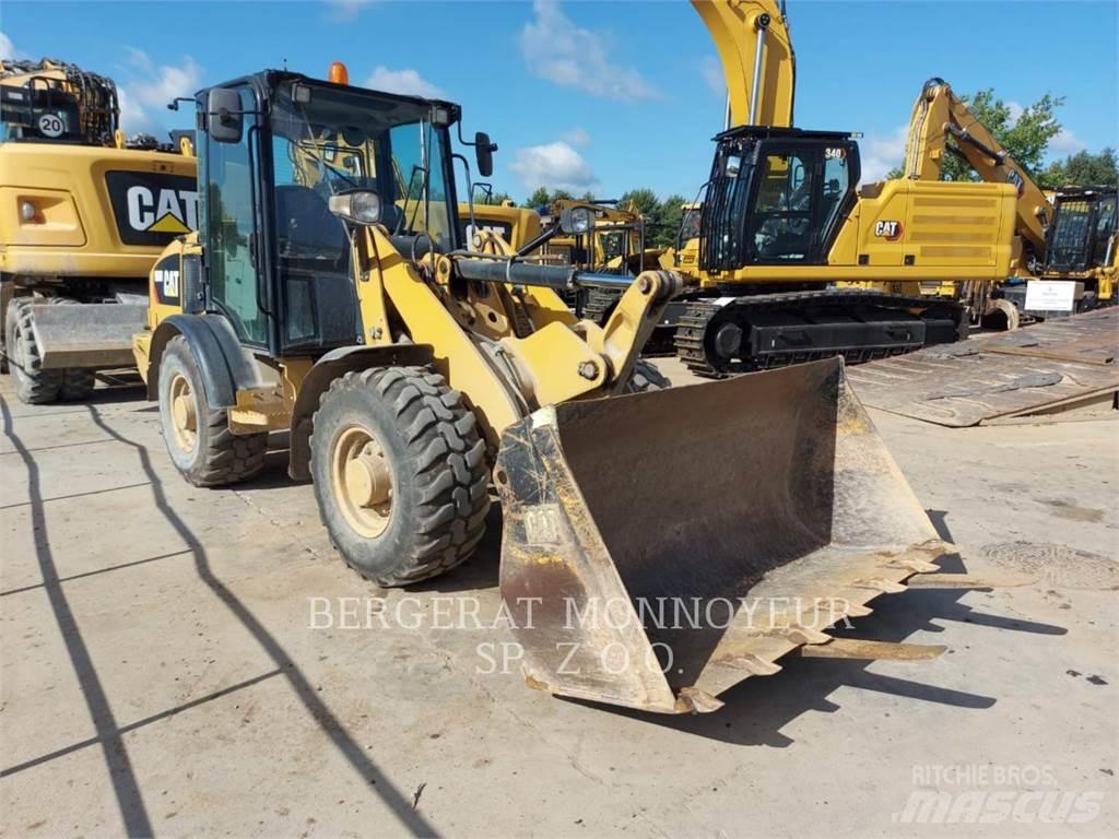 CAT 906M Kolesni nakladalci