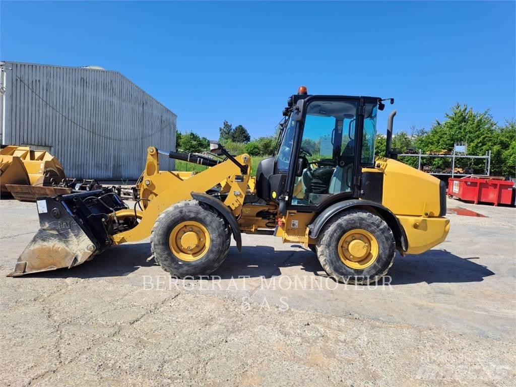 CAT 906M Kolesni nakladalci