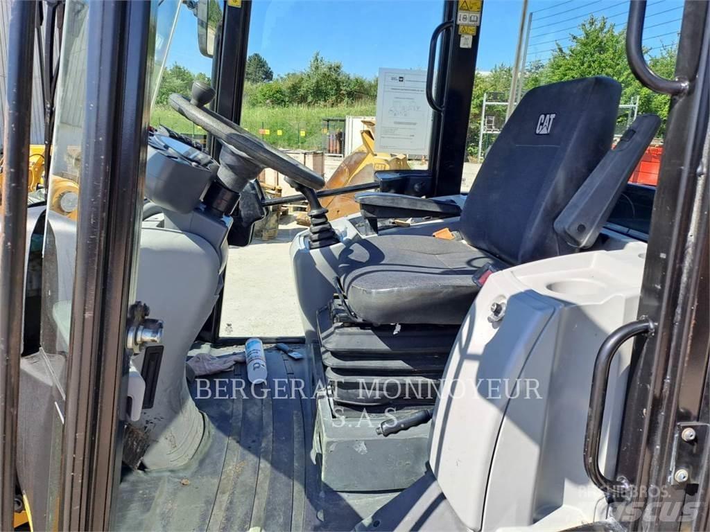 CAT 906M Kolesni nakladalci