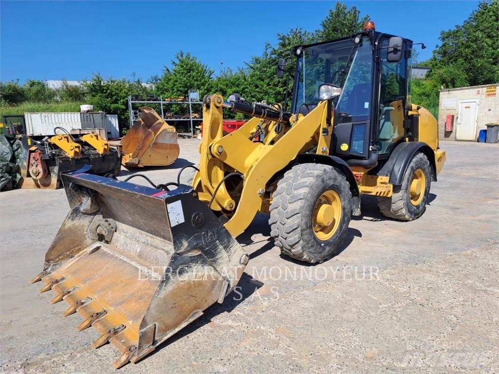 CAT 906M Kolesni nakladalci