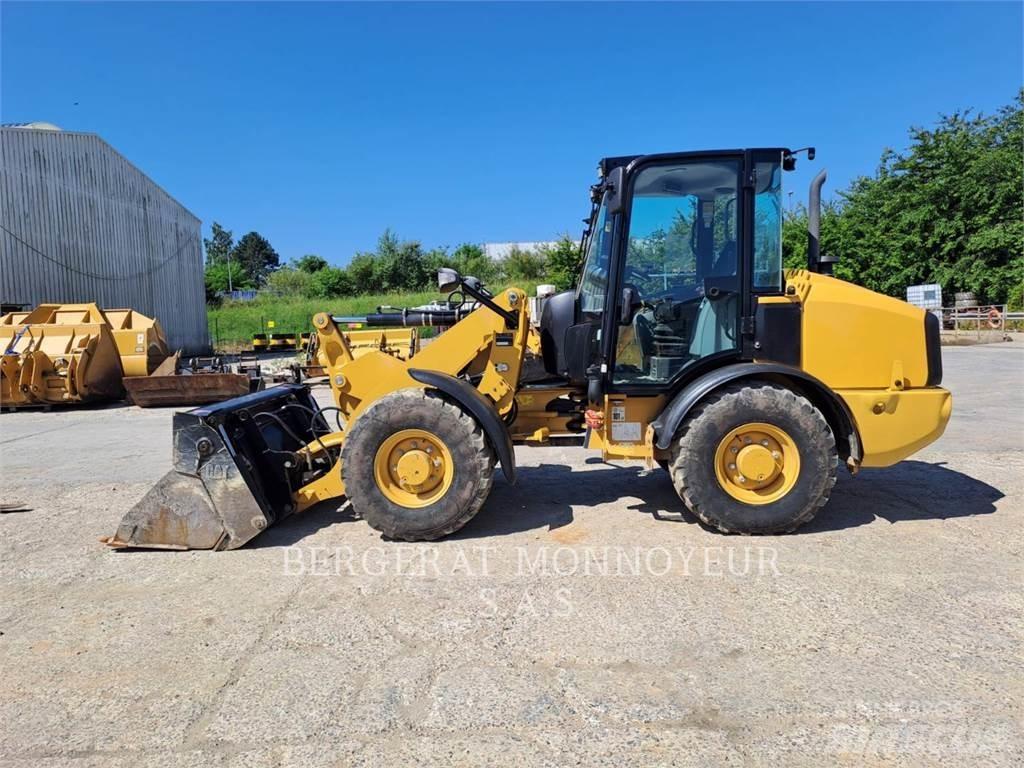CAT 906M Kolesni nakladalci
