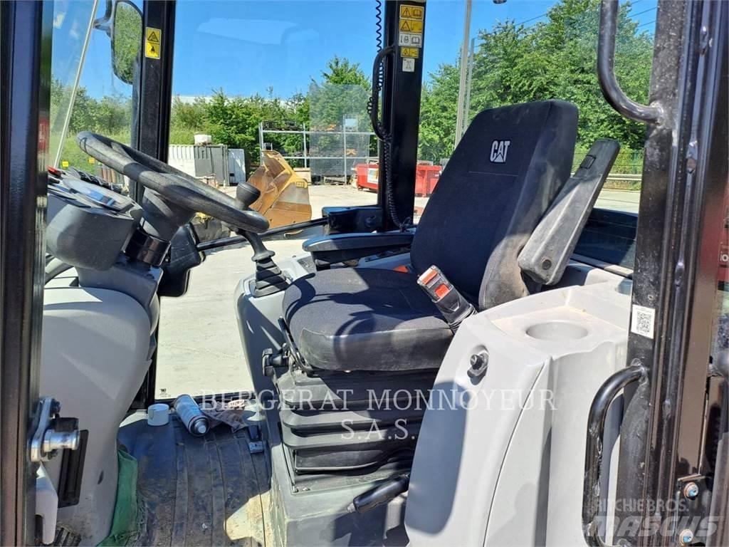 CAT 906M Kolesni nakladalci