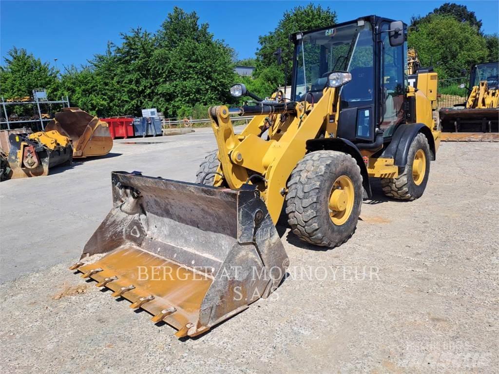 CAT 906M Kolesni nakladalci