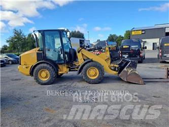 CAT 906M Kolesni nakladalci