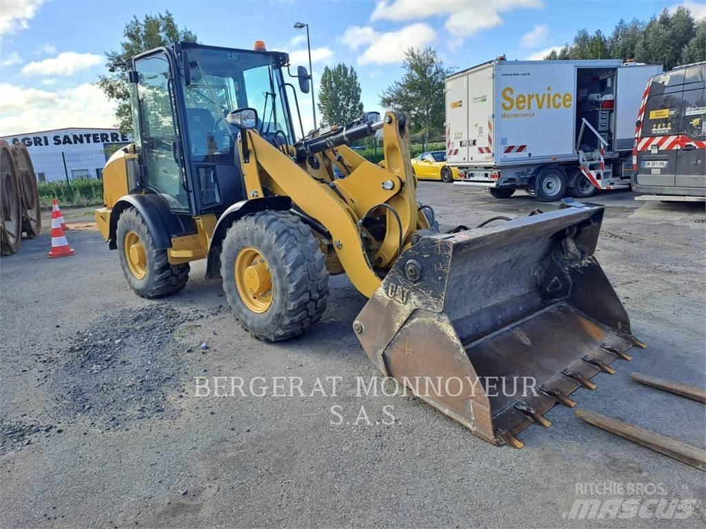 CAT 906M Kolesni nakladalci