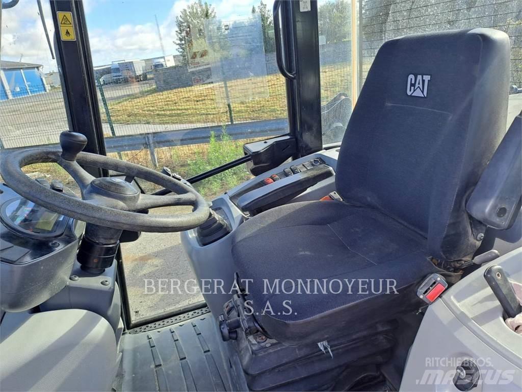 CAT 906M Kolesni nakladalci