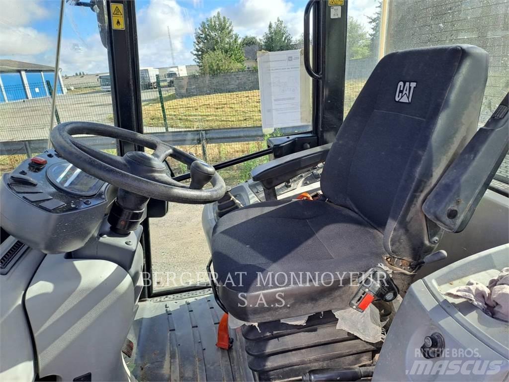 CAT 906M Kolesni nakladalci