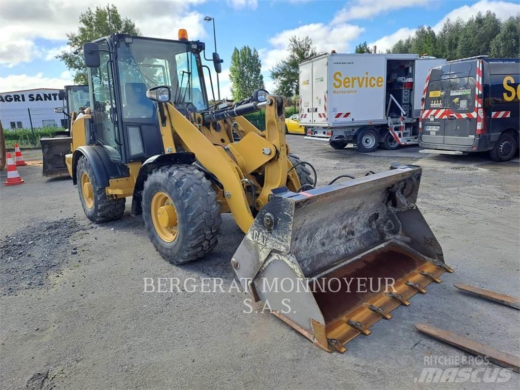 CAT 906M Kolesni nakladalci