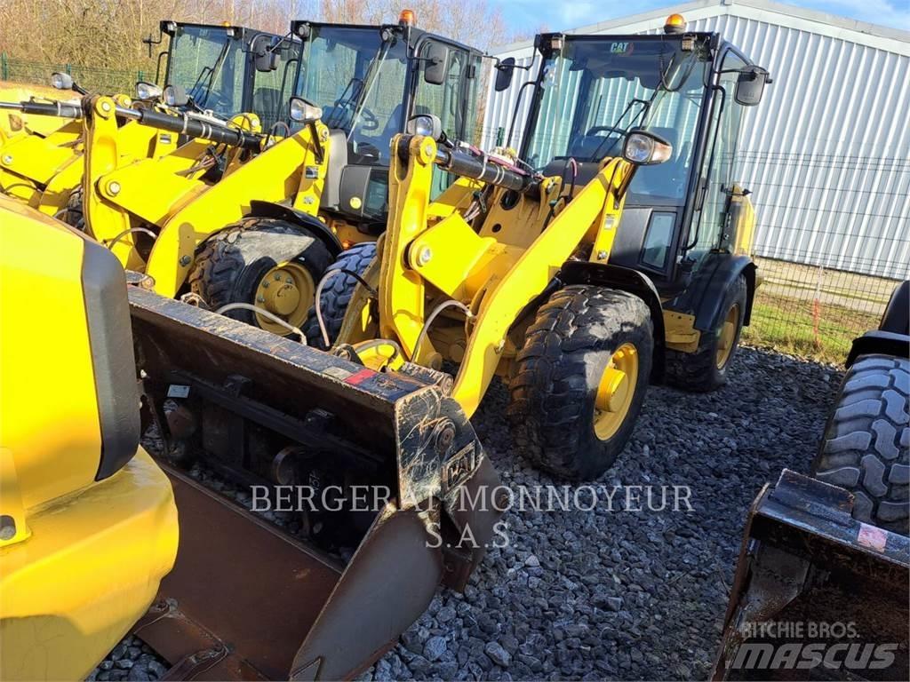 CAT 906M Kolesni nakladalci