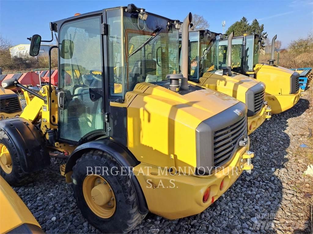 CAT 906M Kolesni nakladalci