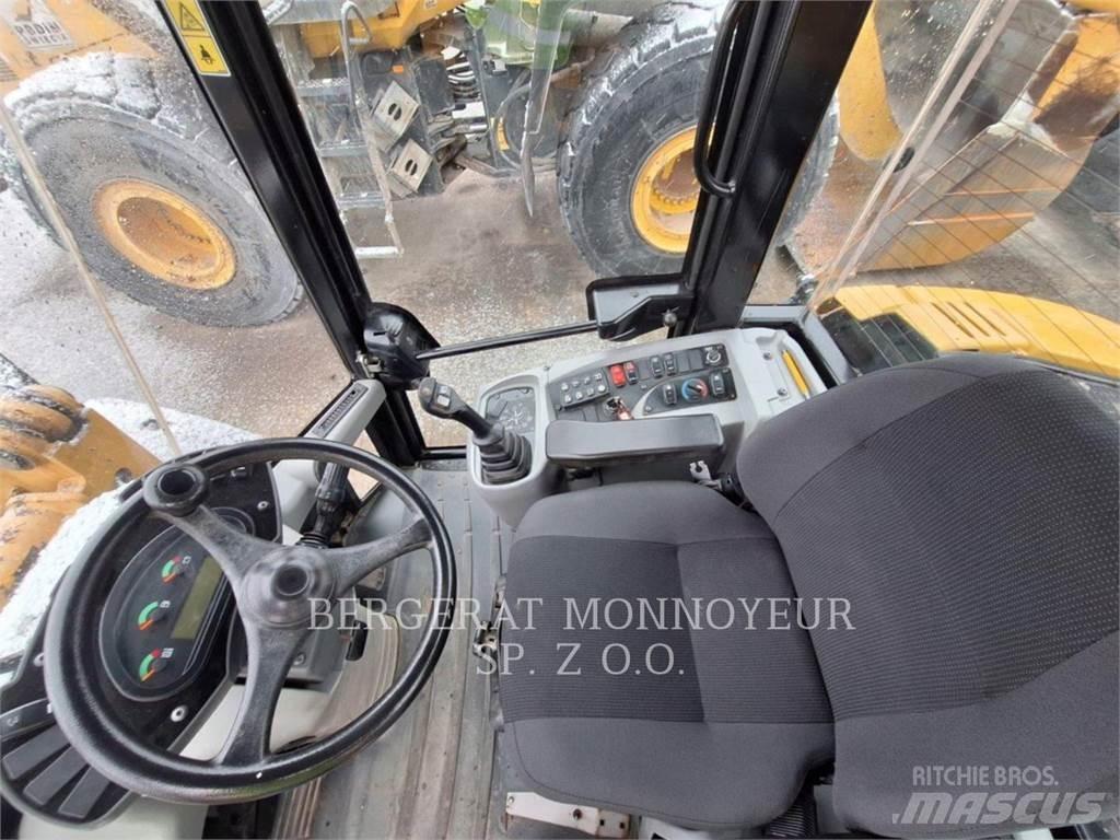 CAT 906M Kolesni nakladalci
