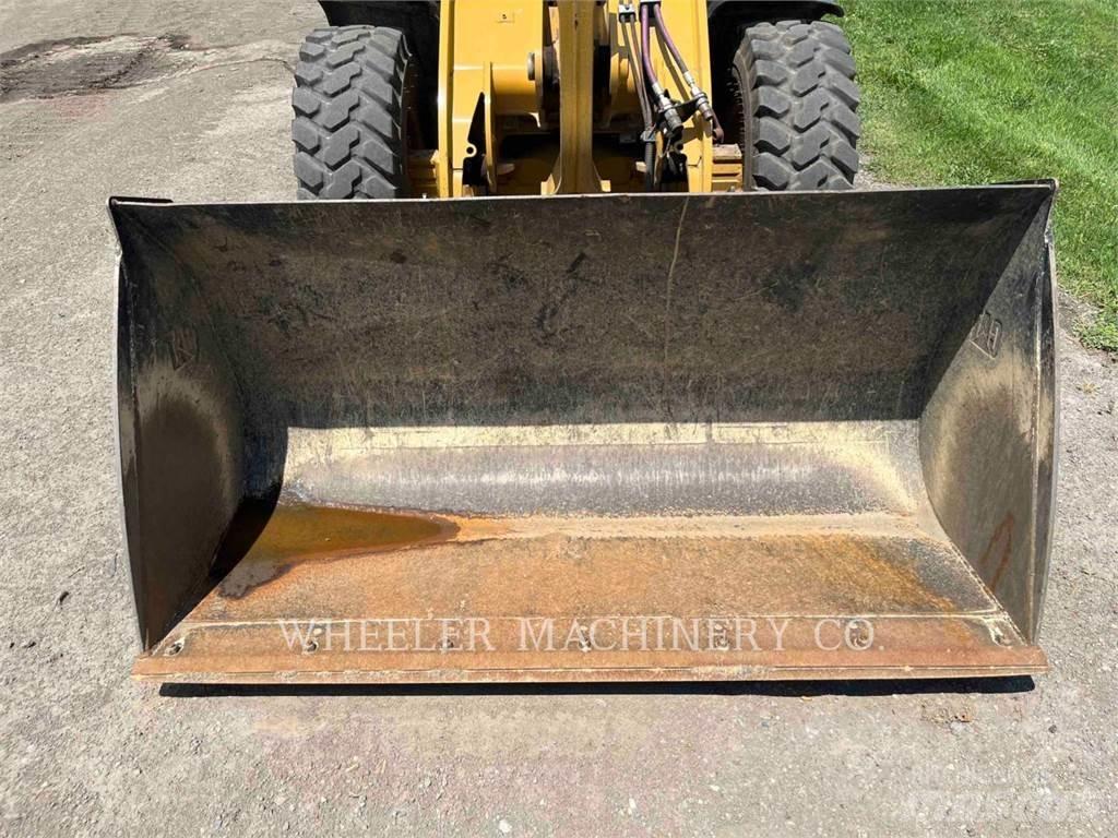 CAT 906M Kolesni nakladalci