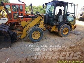 CAT 906M Kolesni nakladalci
