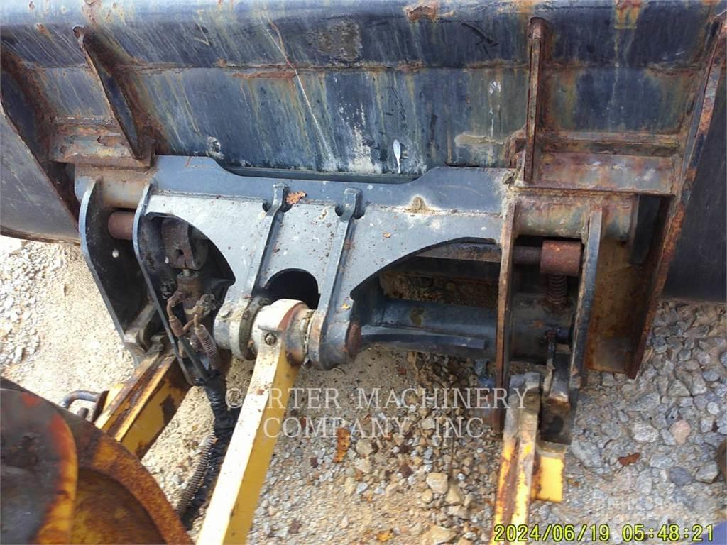CAT 906M Kolesni nakladalci