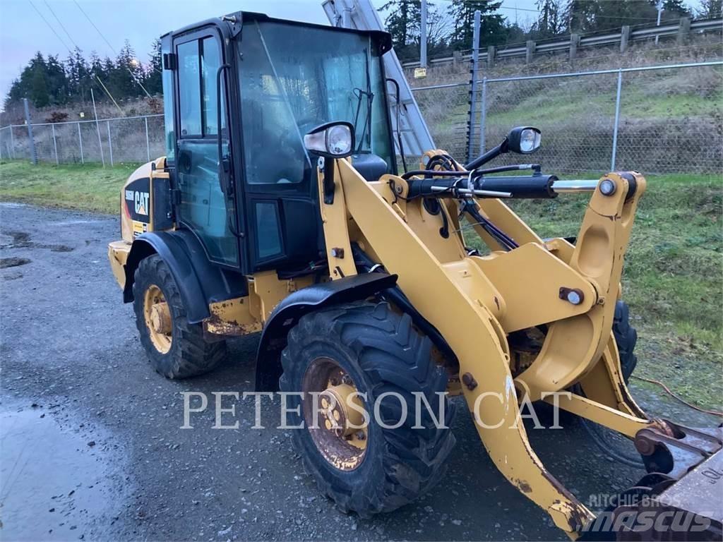 CAT 906M Kolesni nakladalci