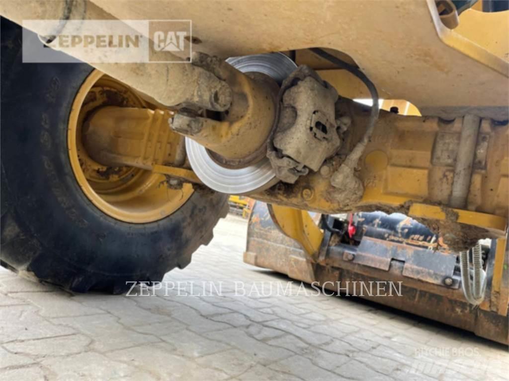 CAT 906M Kolesni nakladalci