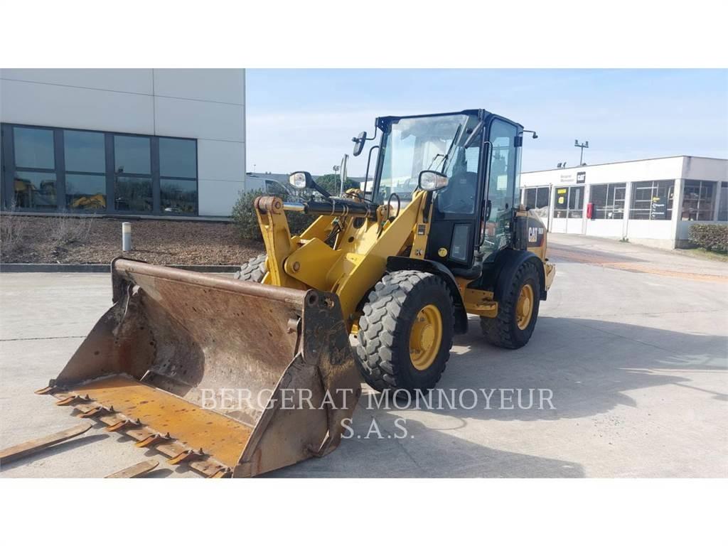 CAT 906M Kolesni nakladalci
