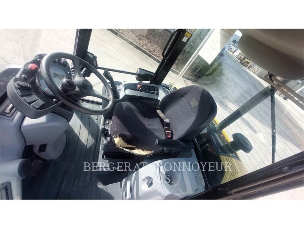 CAT 906M Kolesni nakladalci