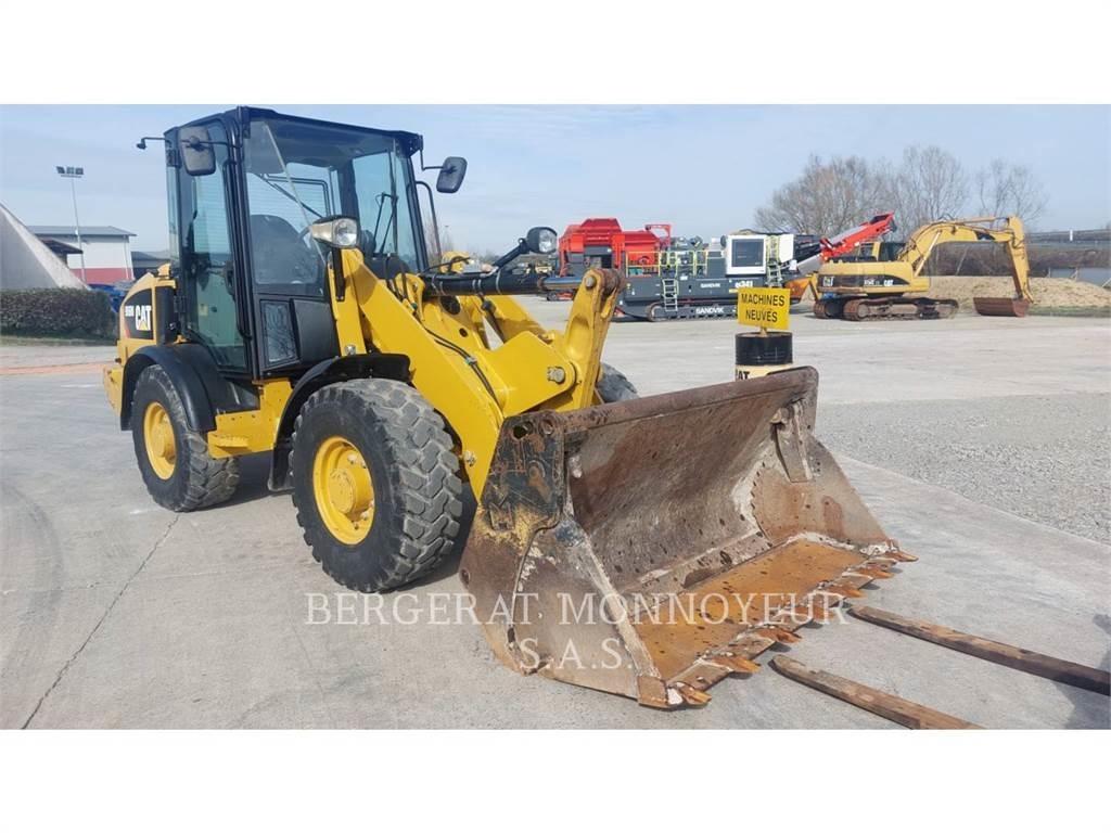 CAT 906M Kolesni nakladalci
