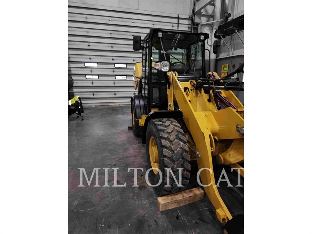 CAT 906M Kolesni nakladalci