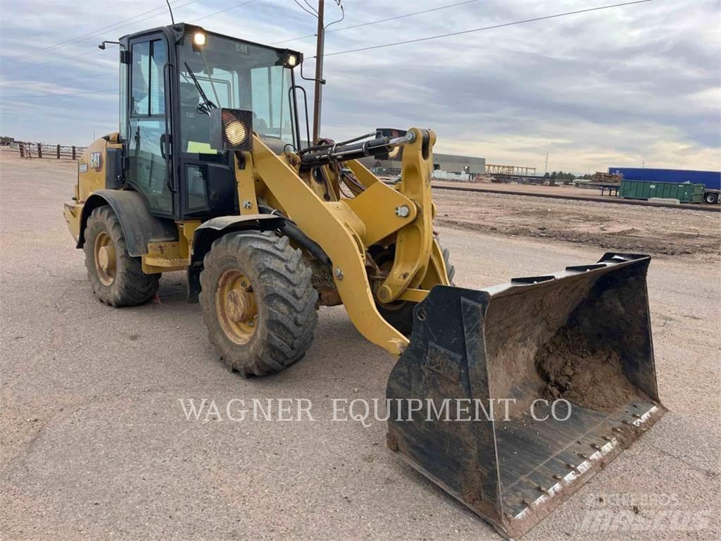 CAT 906M Kolesni nakladalci