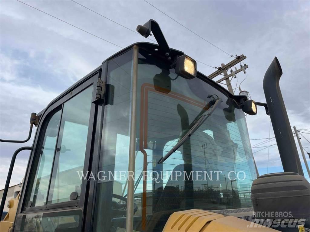CAT 906M Kolesni nakladalci