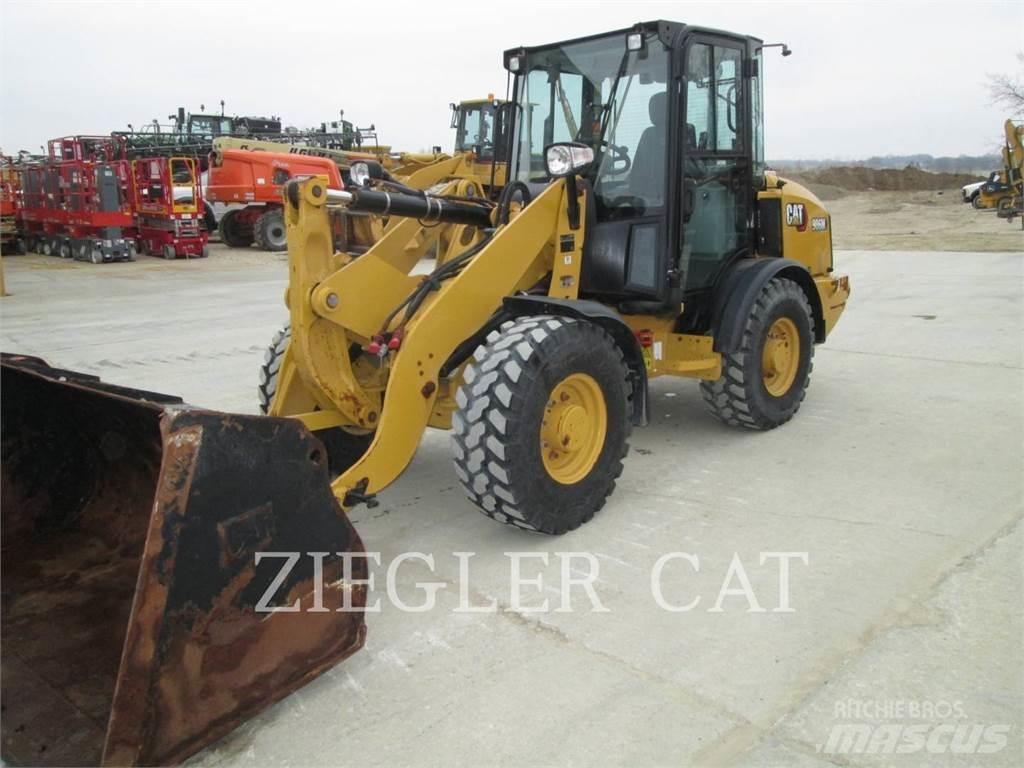 CAT 906M Kolesni nakladalci
