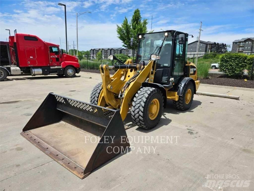 CAT 906M Kolesni nakladalci
